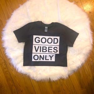 Gray causal t-shirt “Good vibes only”